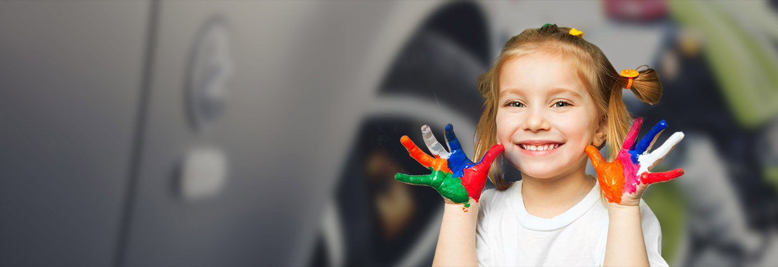 petite fille souriante avec de la peinture sur les mains